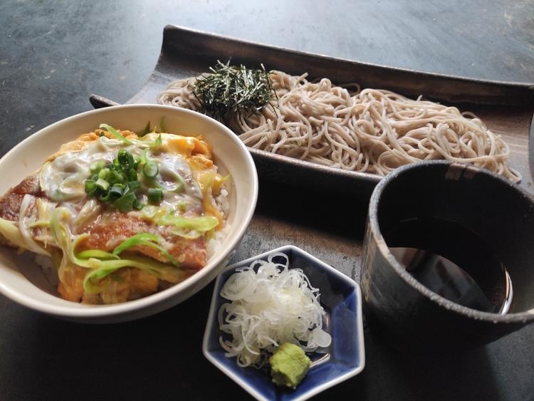 ランチは丼と蕎麦のセットメニュー♪