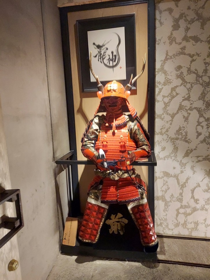 VIPルーム入口の甲冑