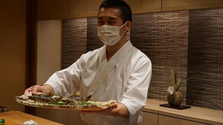 店主が穏やかな笑顔で出迎えます。