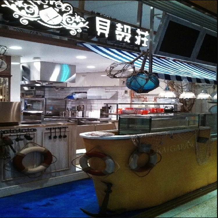 店舗の入り口には船のオブジェ☆