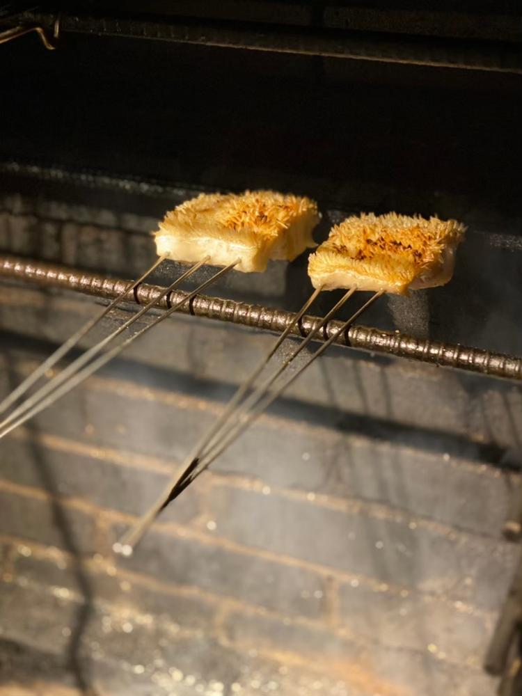 こだわりの食材の薪焼き。