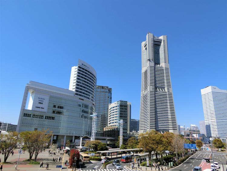改札目の前、ランドマークタワーの隣です