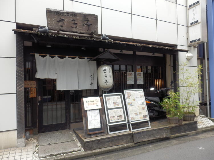 白い暖簾と提灯が目印◎