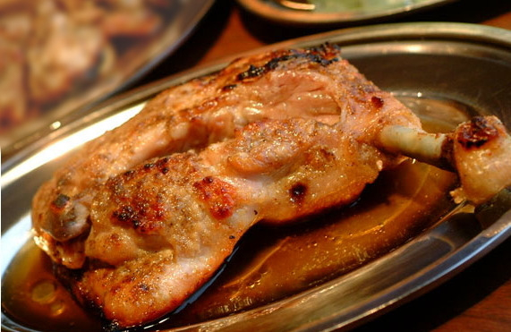 看板メニューの骨付きモモ肉の1本焼き★
