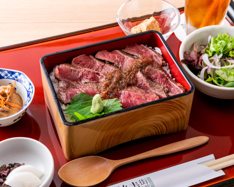 豪華で食べ応えのある「和牛ステーキ重」