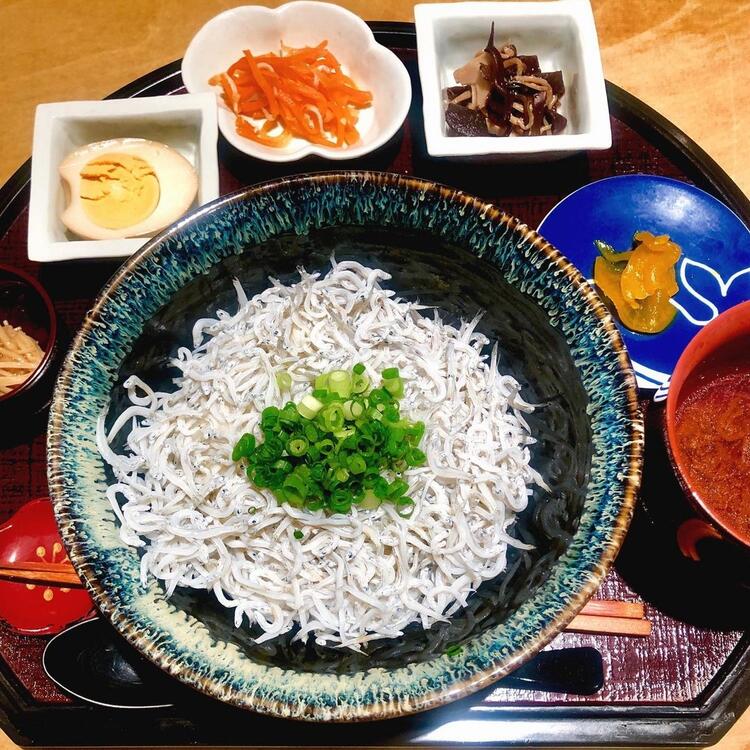 料理は家庭で並ぶ味をイメージ