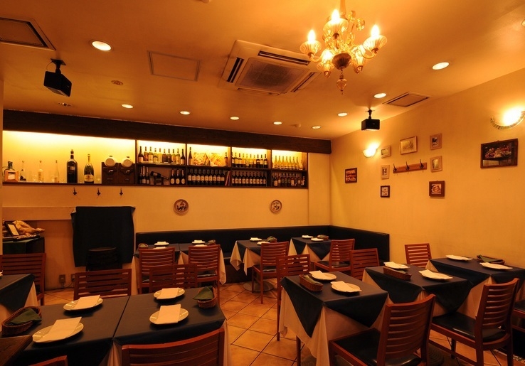 イタリアの下町をイメージした店内!