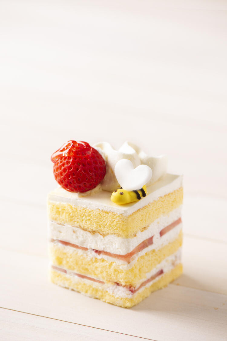 ケーキの上のミツバチがポイントです