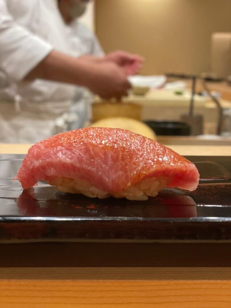 シャリには赤酢を使用