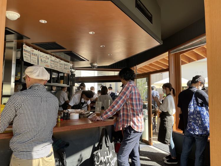 店内はスタンディングで飲食OK