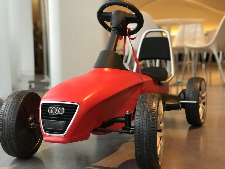 Audiを身近に感じる店内