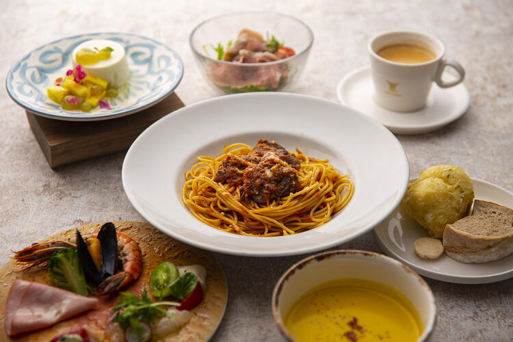 彩り豊かで目にも楽しい料理をご提供