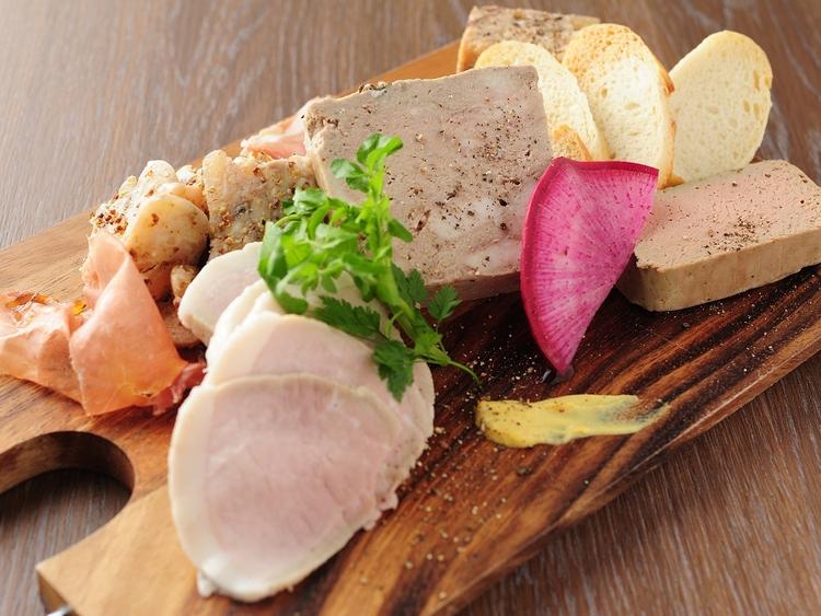 シャルキュトリーからドルチェまで幅広く