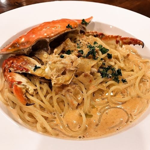 蟹丸ごと使用の贅沢なワタリガニのパスタ