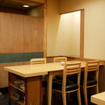 木材を用いた暖かみのある店内