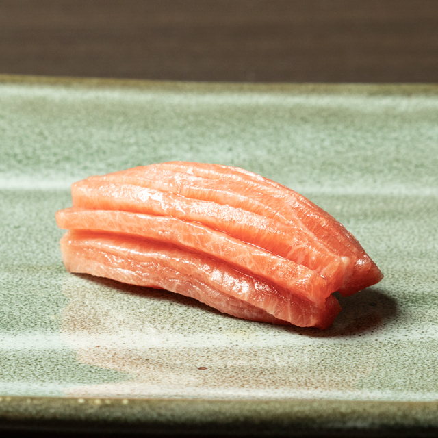 寿司は一つひとつ丁寧に握ります