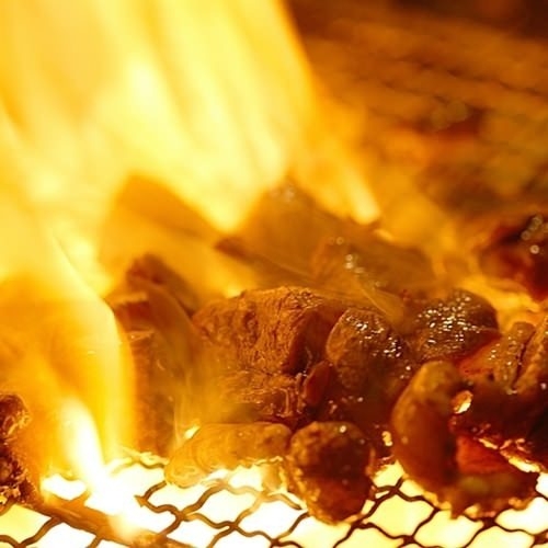 地鶏を網の上で豪快に炭焼きします！