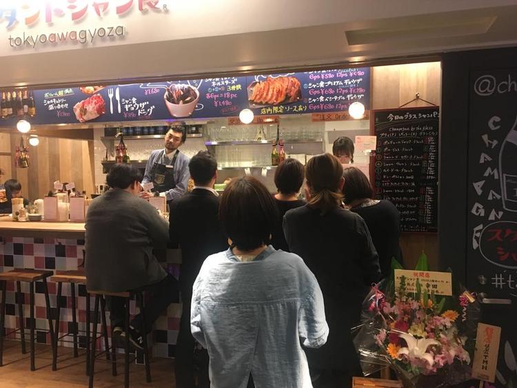 フードホールのお洒落なバル
