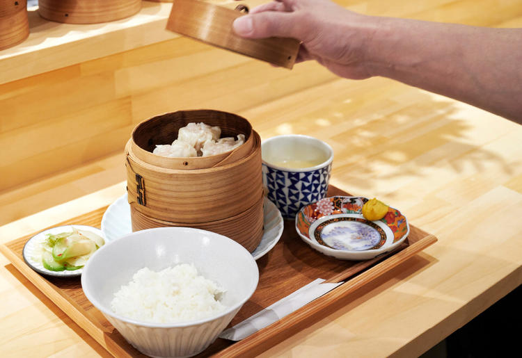 お昼は定食スタイルで名物をご提供