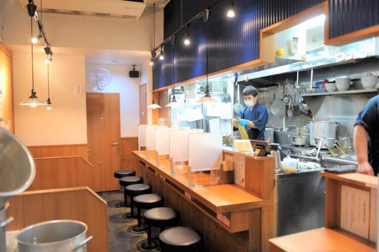 木目を基調とした店内席です!