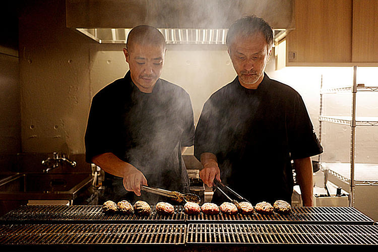 お客様の目の前で焼き上げる炭焼ハンバーグ