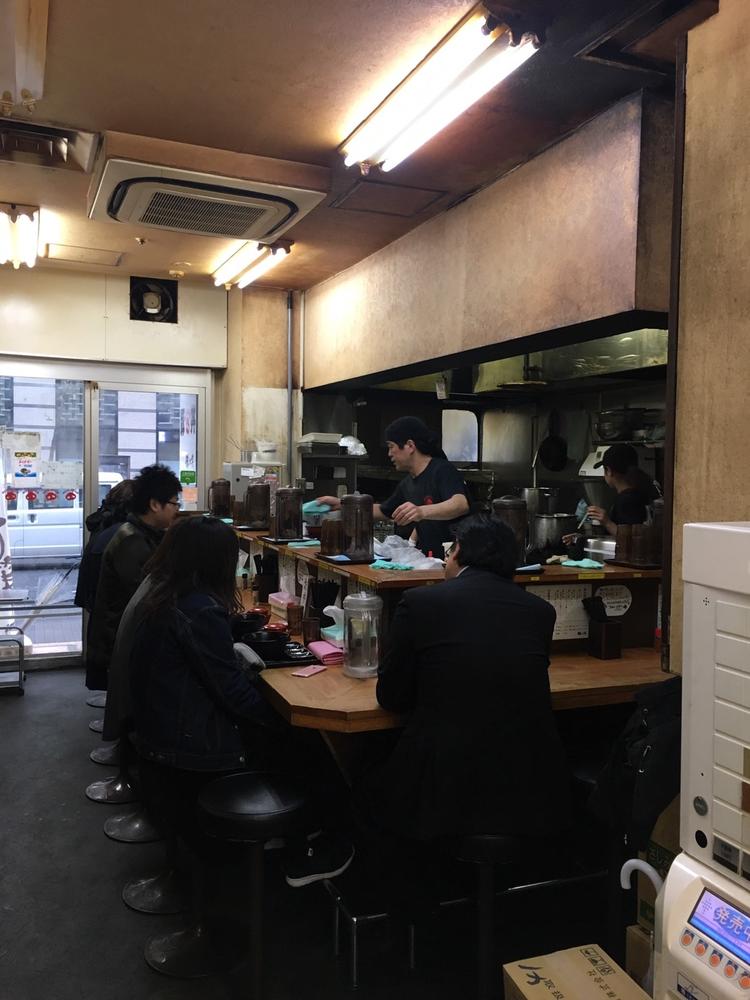 カウンターメインのお店です
