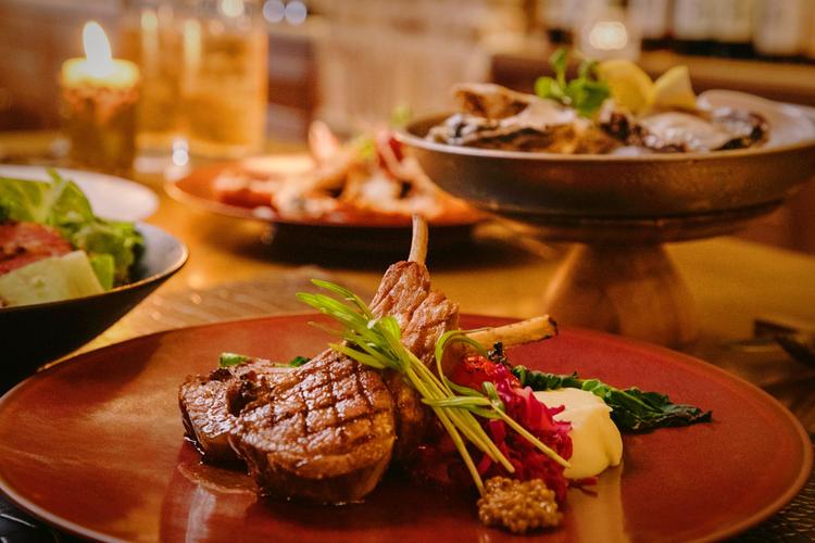 料理は本格的なグリル料理を提供します