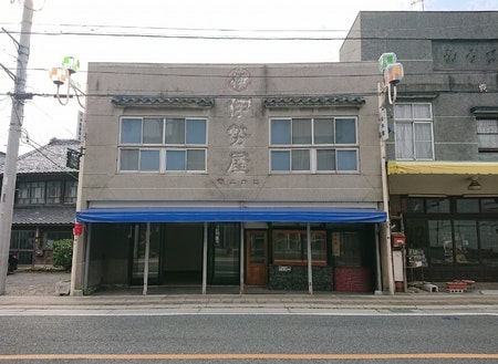 改修前の外観。3月から工事が始まります