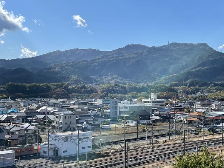 交通の要衝であり、山に囲まれた町