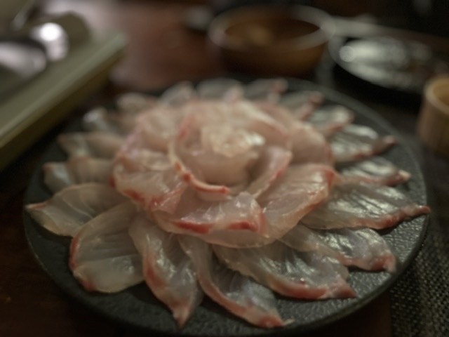 島の魚を使ったメニューを提供