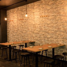 カジュアルでオシャレな雰囲気の店内