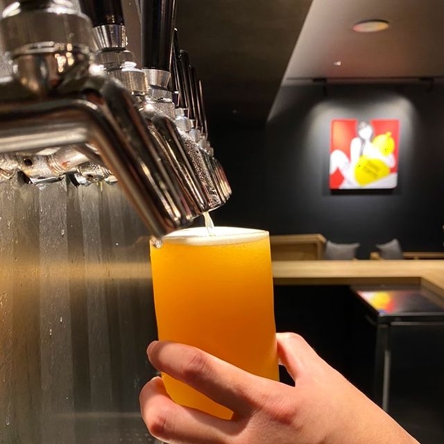 カウンター内でおすすめビールをご提供