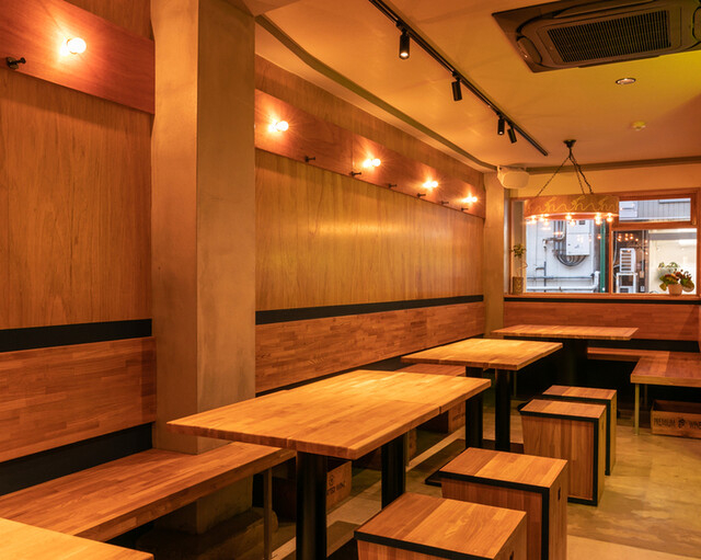 木のぬくもりを感じられる店内