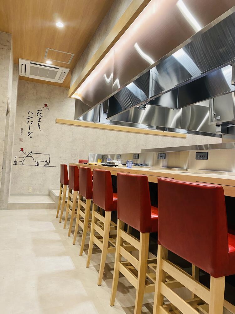 席はカウンターのみ、自分で焼く新感覚