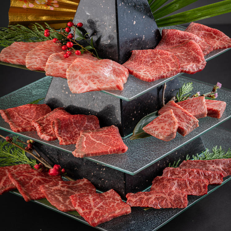 富士門名物の肉タワー「富士山頂盛り」