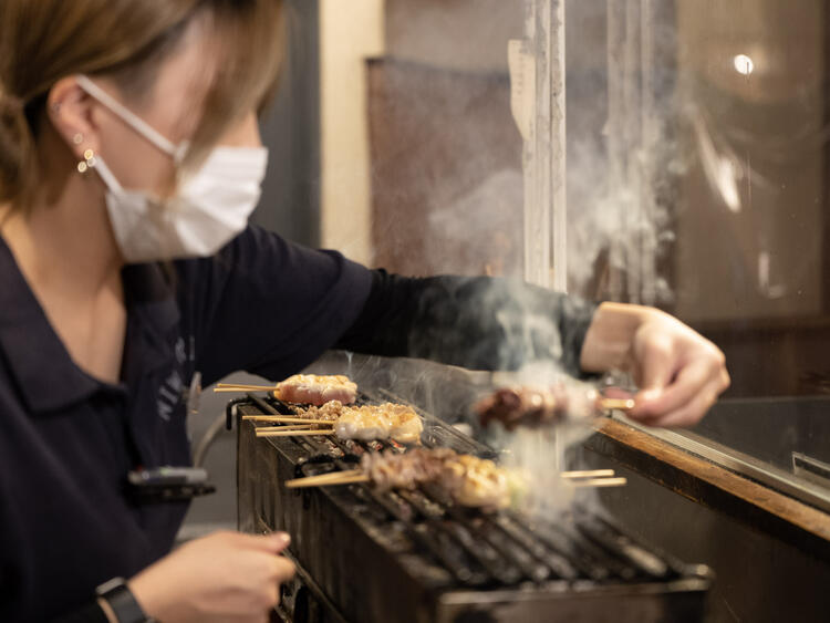 炭火焼きで仕上げる焼き鳥が人気メニュー
