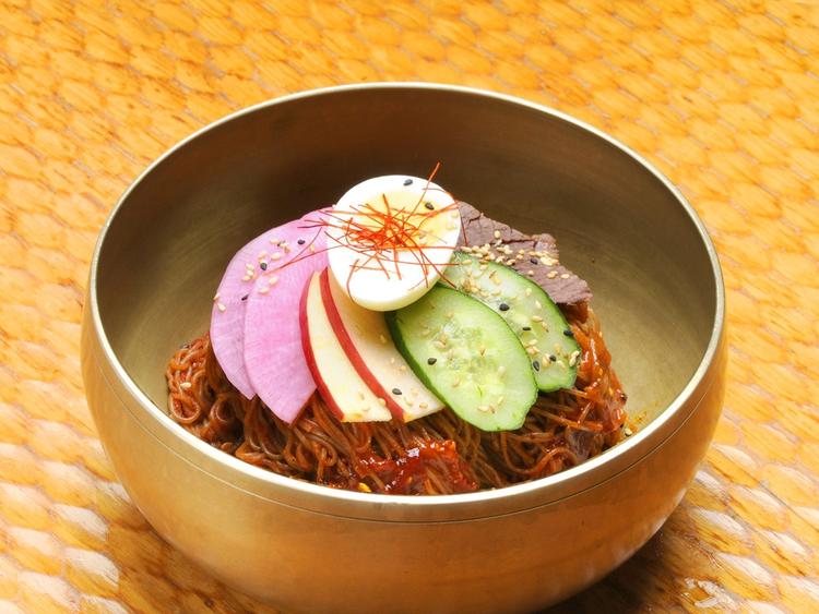 暑い季節には韓国冷麺、ピビン冷麺が好評