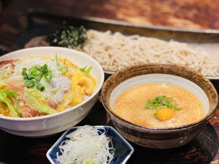 ランチは丼と蕎麦のセットメニュー♪