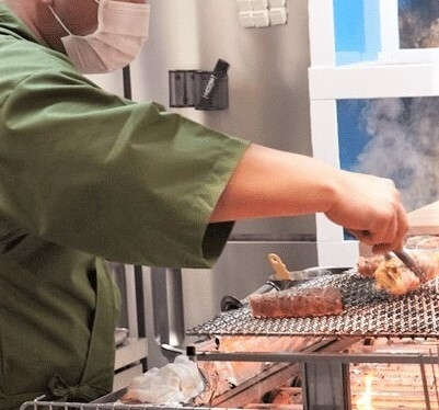 お客様の目の前で調理するライブ感