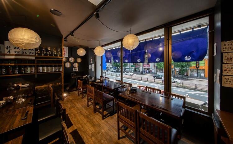 賑やかな大人の酒場※写真は既存店