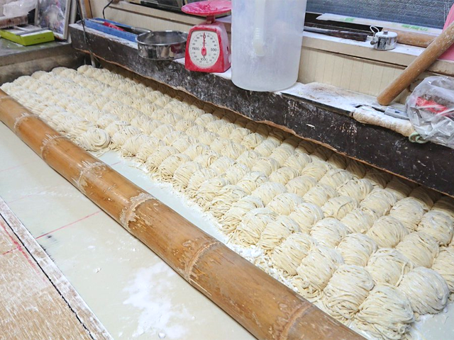 毎日お店で麺を手打ちしています☆