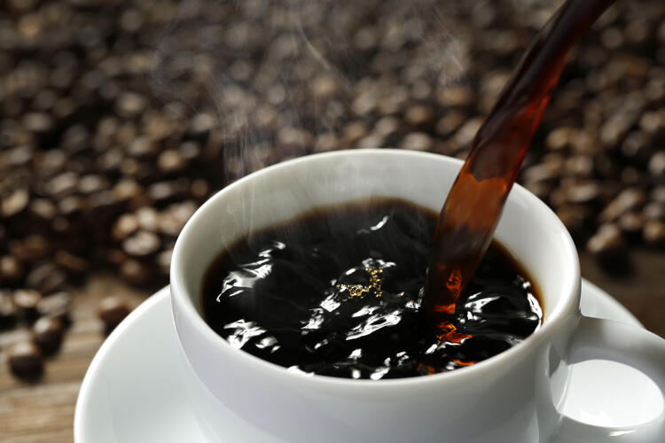 カフェ内の自家焙煎機で焙煎します。