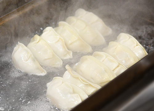 餃子も手づくり、保存料や添加物もなし!
