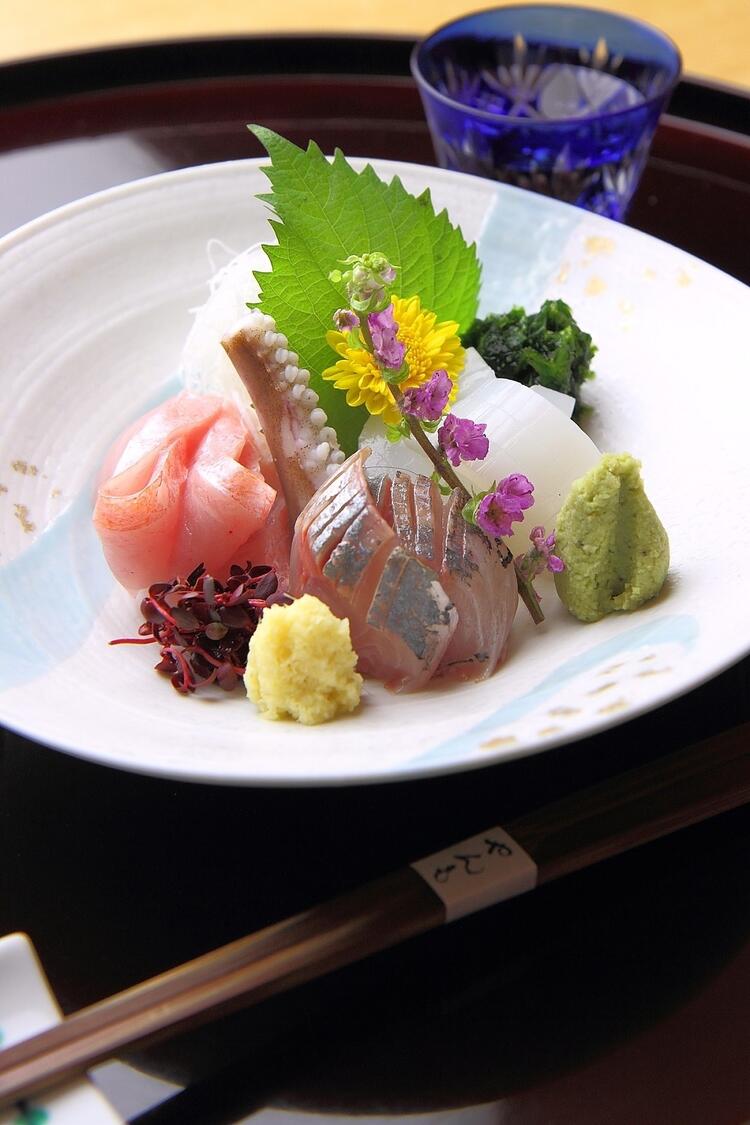 絶品の料理は美しい食器でご提供