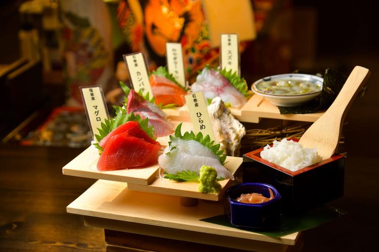 看板メニューは朝どれ鮮魚の階段盛り‼