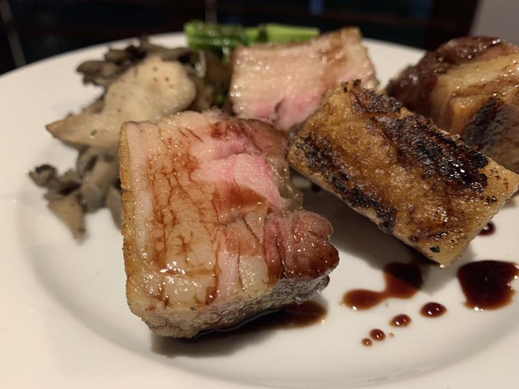 料理は炭火で焼き上げたお肉がおすすめ!