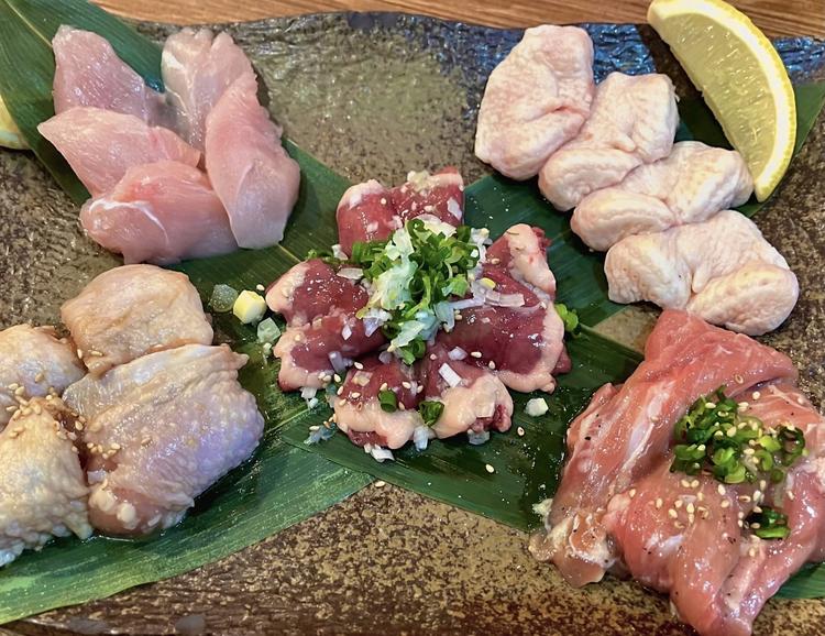 大人気の鳥焼肉5種盛りは絶品!
