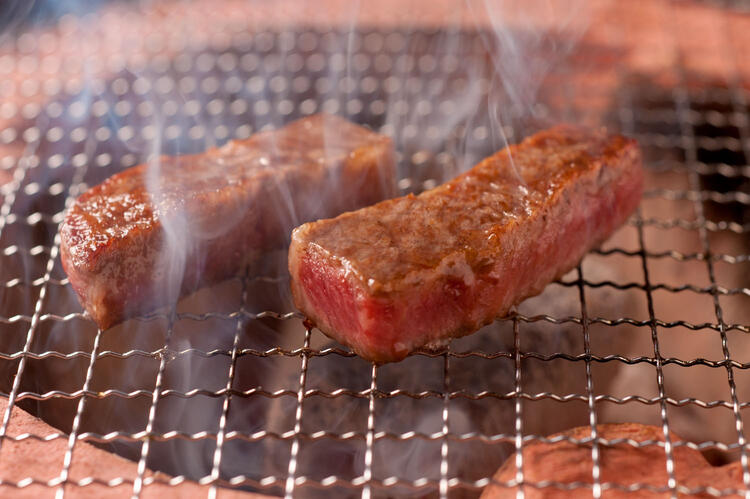 炭火七輪で焼くお肉は絶品!