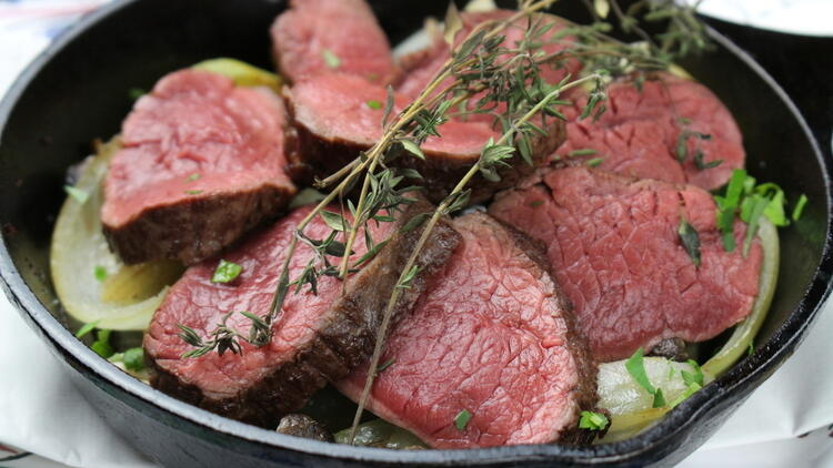「牛肉しんたまの炭火焼」