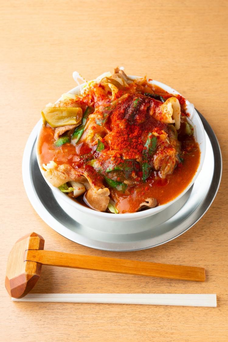 なぜ蕎麦にラー油を入れるのか。新橋店